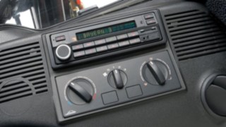 Das DAB+ Radio bietet Frontanschlüsse für USB und Bluetooth. Das DAB+ Radio bietet Frontanschlüsse für USB und Bluetooth.