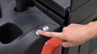 Die N20 Kommissionierer haben auf beiden Seiten Mitgänger-Taster Mitgänger-Taster am N20 Kommissionierer von Linde Material Handling