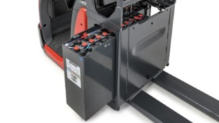Einfache seitliche Batterieentnahme beim N20 Kommissionierer Seitliche Batterieentnahme beim N20 Kommissionierer von Linde Material
