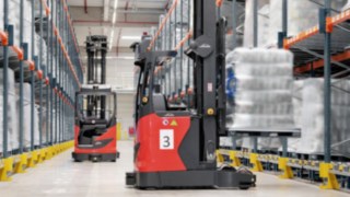 Der automatisierte Schubmaststapler von Linde Der automatisierte Schubmaststapler von Linde beim Einlagern einer Palette