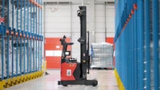 Der neue automatisierte Schubmaststapler R-MATIC Der neue automatisierte Schubmaststapler R-MATIC