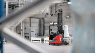 Automatisierte Schubmaststapler R-MATIC von Linde Automatisierte Schubmaststapler R-MATIC von Linde bewegen sich im Warenlager.