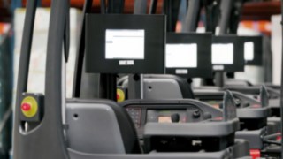 Automatisierte Schubmaststapler von Linde Automatisierte Schubmaststapler von Linde in einer Reihe