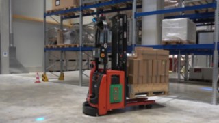 Automatisierter Hochhubwagen L-MATIC HD von Linde Material Handling im Einsatz im Lager Automatisierter Hochhubwagen L-MATIC HD von Linde Material Handling im Einsatz im Lager