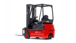 Ab der Serie E14 – E20 ermöglicht die Linde Load Control das elektrische Ansteuern der Hubmastfunktionen per Joystick. Elektrostapler E14 von Linde Material Handling aus dem Jahr 1995
