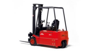 Der E12 – E18 bietet 1982 erstmals einen ergonomisch optimierten Fahrerarbeitsplatz. Elektrostapler E16 von Linde Material Handling aus dem Jahr 1982