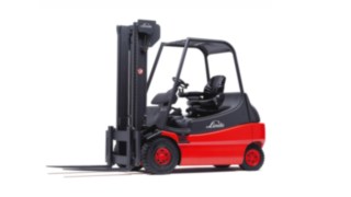 Mit dem E20 – E30 führt Linde 1994 gleich zwei bahnbrechende Innovationen ein. Elektrostapler E25 von Linde Material Handling aus dem Jahr 1994